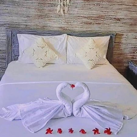 Sarinah Beach - Bistro & Bungalow Batununggul Ngoại thất bức ảnh