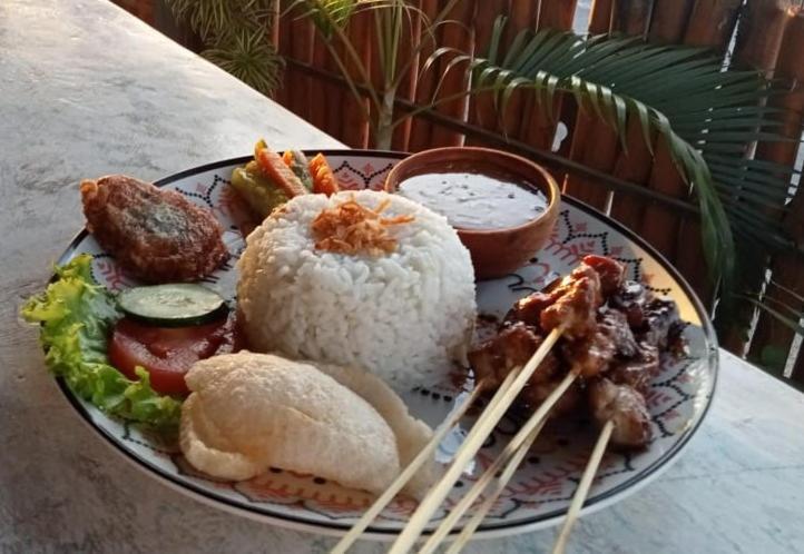 Sarinah Beach - Bistro & Bungalow Batununggul Ngoại thất bức ảnh
