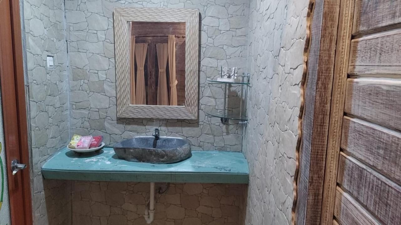 Sarinah Beach - Bistro & Bungalow Batununggul Ngoại thất bức ảnh
