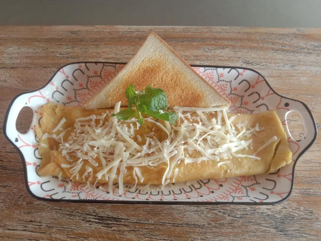 Sarinah Beach - Bistro & Bungalow Batununggul Ngoại thất bức ảnh